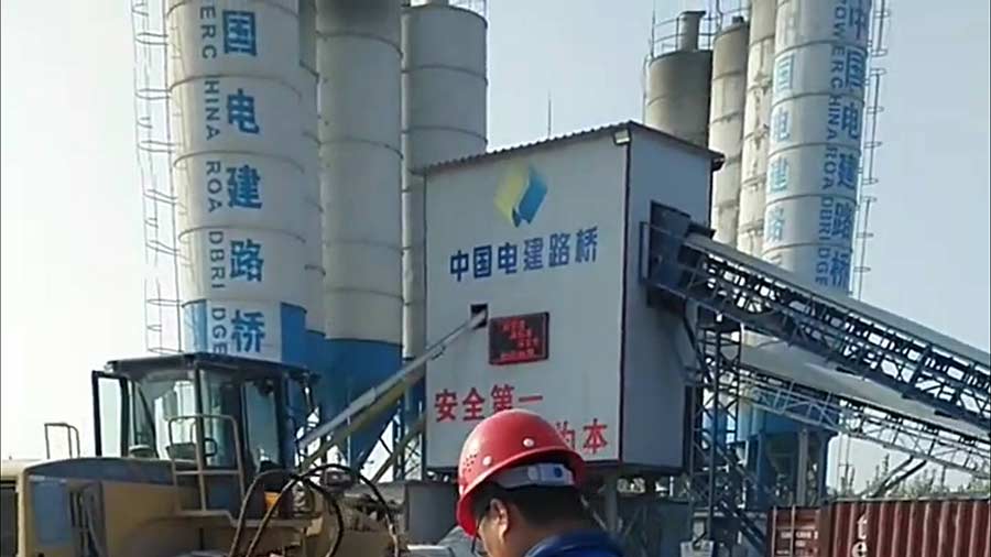 HC高速液壓夯實(shí)機(jī)在中國(guó)電建路橋某廠(chǎng)房地基壓實(shí)項(xiàng)目中使用